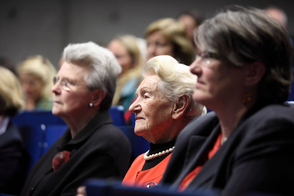 Fotografie: Hildegard Anke beim Startschuss für das Projekt „Spuren hinterlassen…“ im Rahmen der Ausstellungseröffnung „Frauenbewegung und Sozialer Wandel“ an der Hochschule Regensburg (2013)
