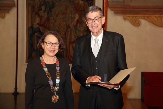 Fotografie - Verleihung der Matthäus-Runtinger-Medaille an Dr. Georg Haber; im Bild mit Oberbürgermeisterin Gertrud Maltz-Schwarzfischer