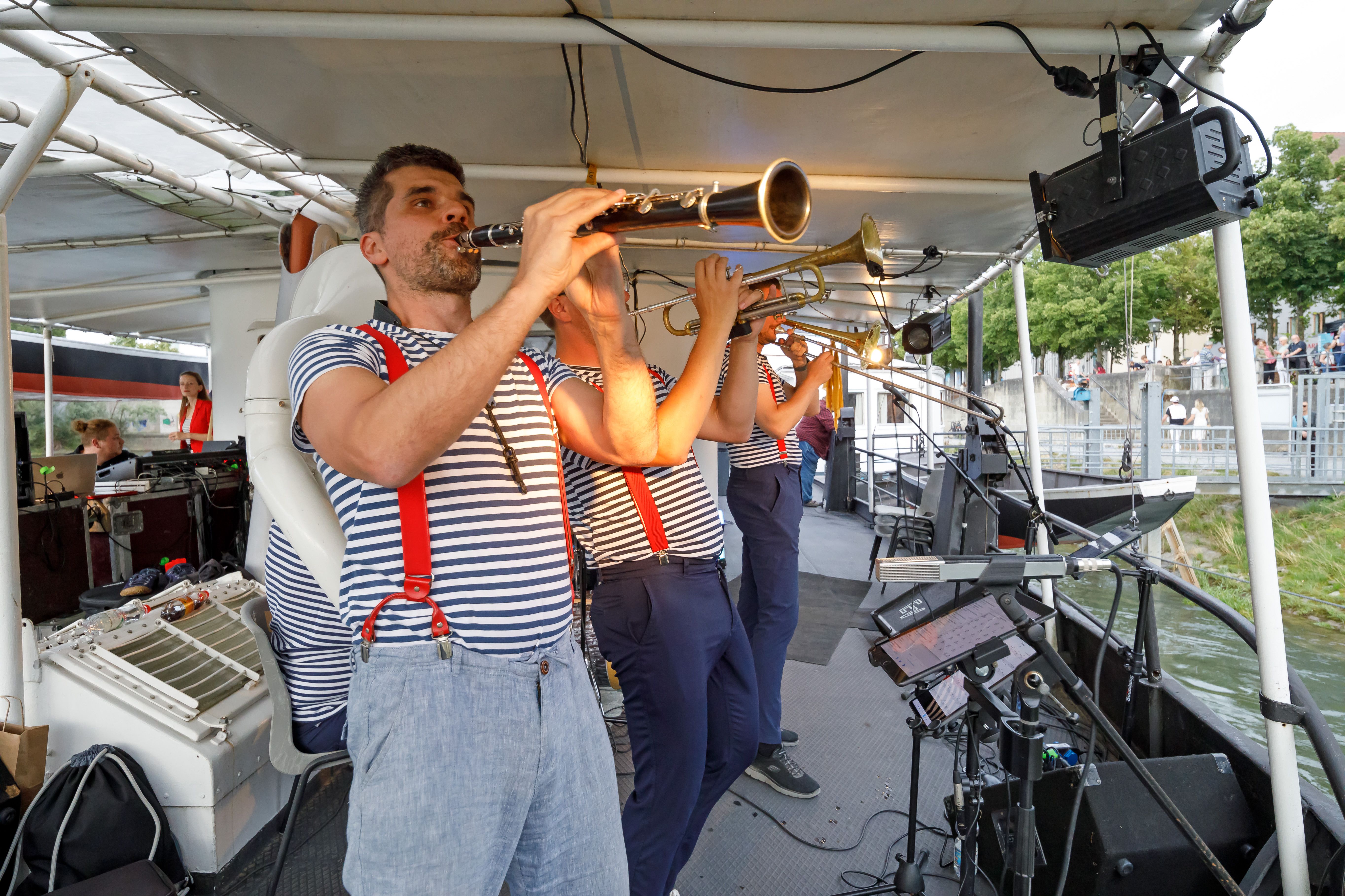Fotografie: Bläsergruppe auf dem Schiff
