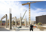 Fotografie - Für die neue Fahrzeughalle werden Querstreben auf die Träger gesetzt (C) Bilddokumentation Stadt Regensburg