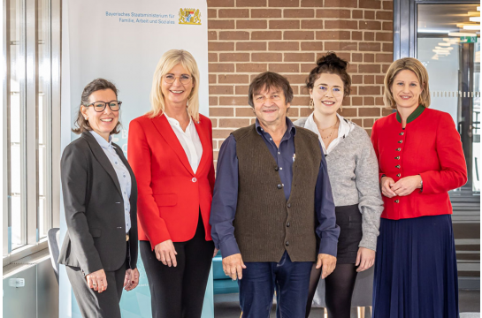 Fotografie: (v. l. n. r.) Wiebke Buchinger, Bayerns Sozialministerin Ulrike Scharf, Reinhard Kellner, Marina Lang und Bürgermeisterin Dr. Astrid Freudenstein