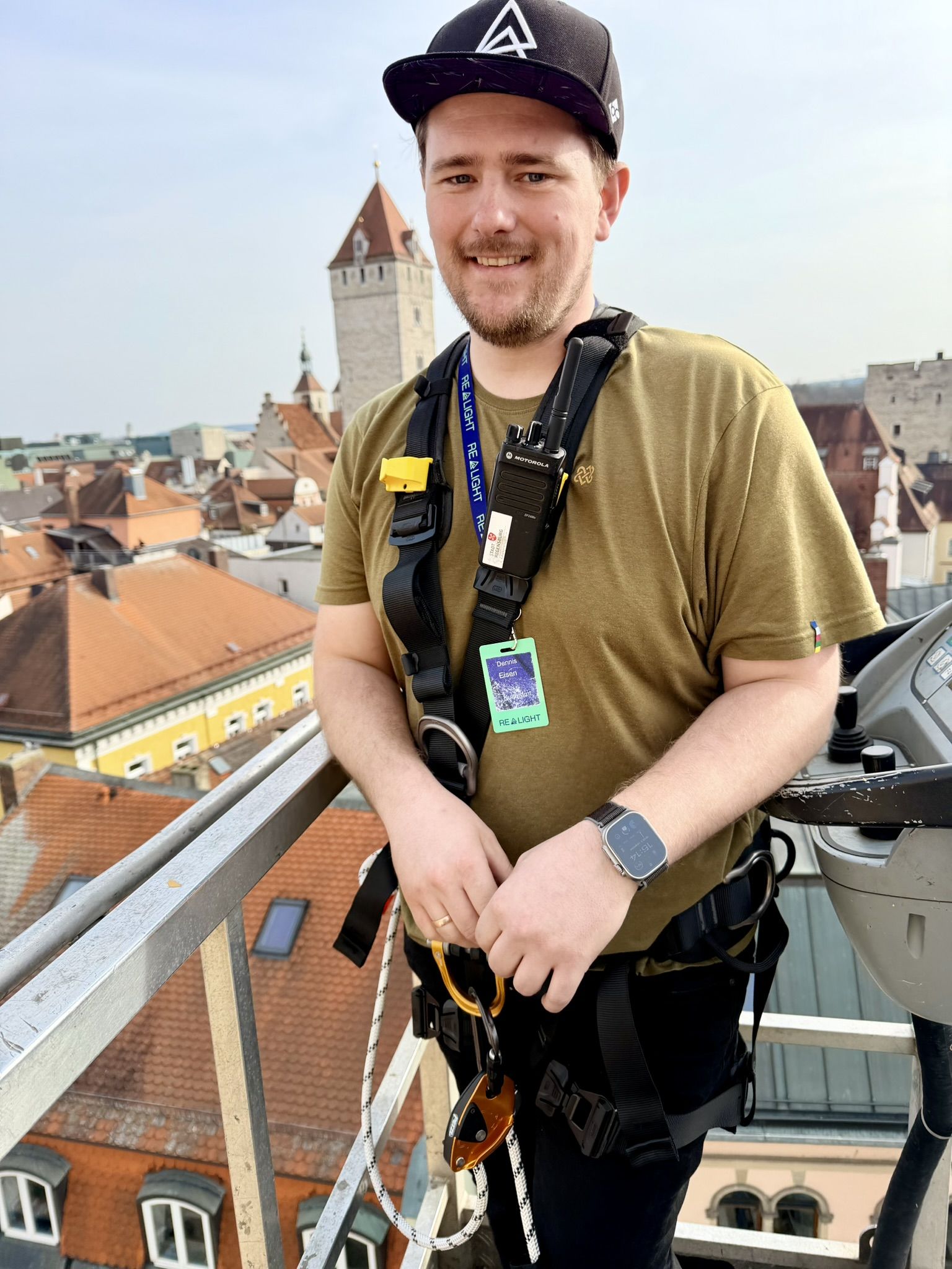 Fotografie – Ein junger Mann bei der Montage über den Dächern von Regensburg