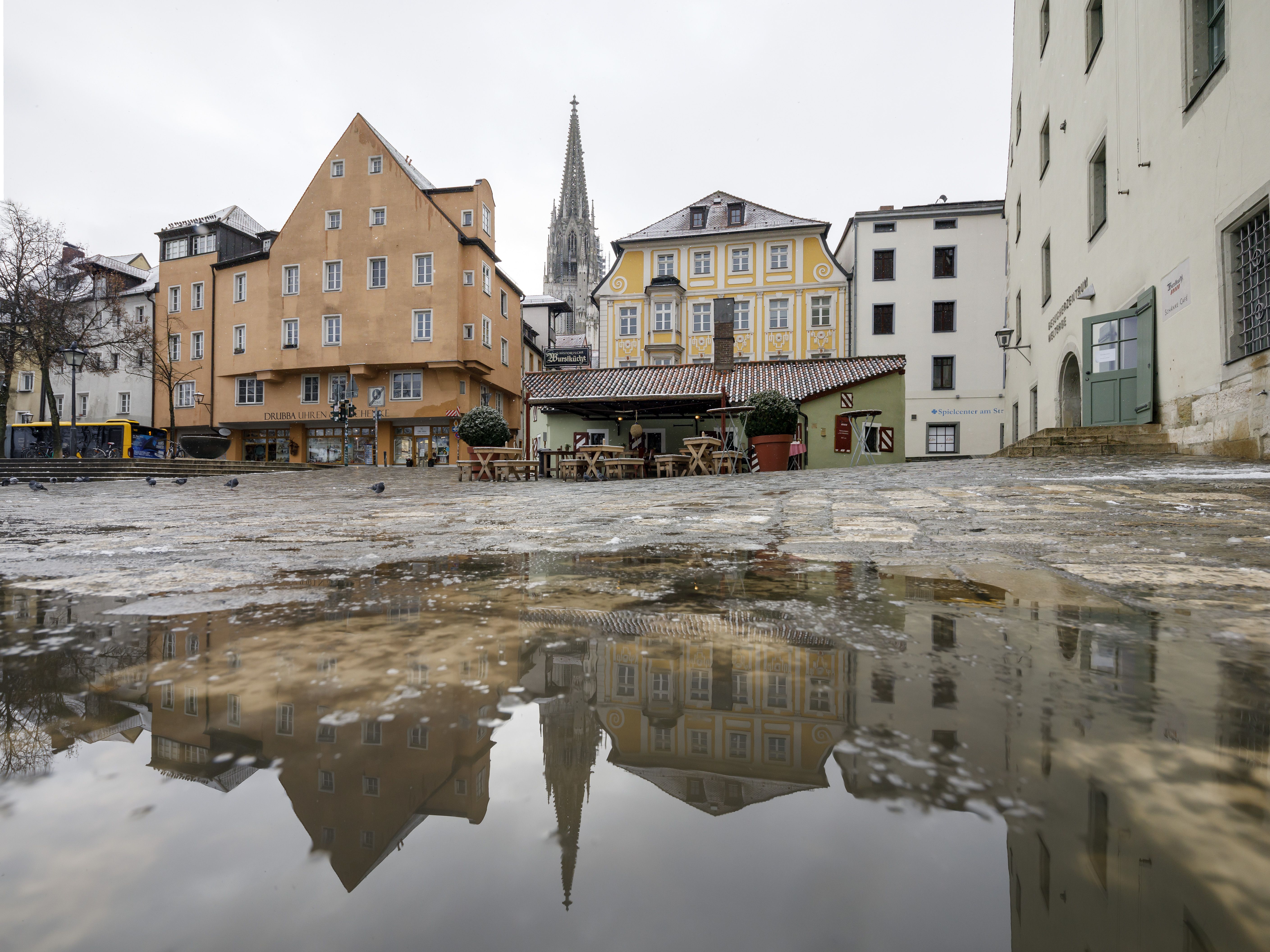 Fotografie: Spiegelung des Doms in einer Pfütze vor der Historischen Wurstkuchl