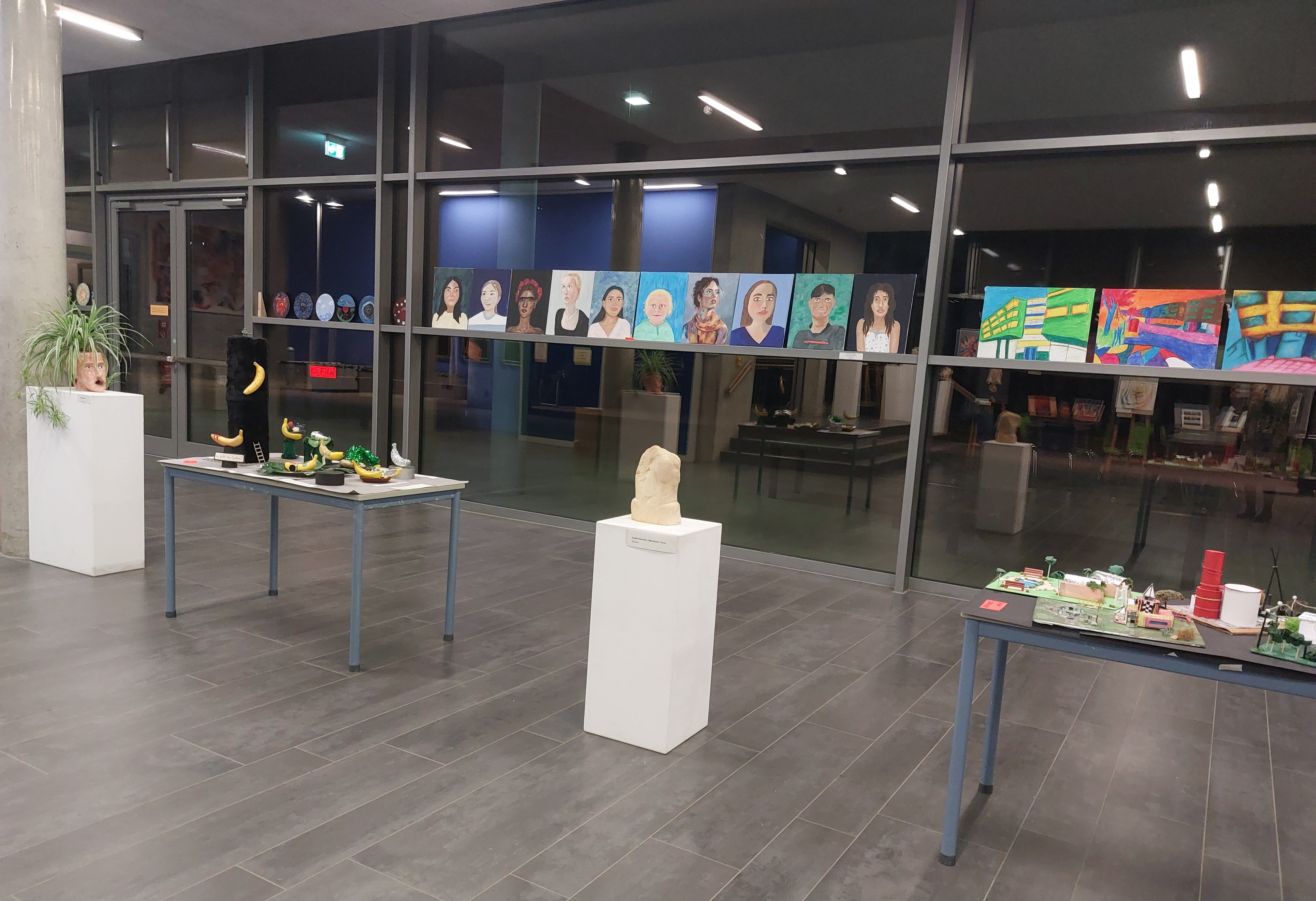 Blick zur Porträtgalerie, MüMa