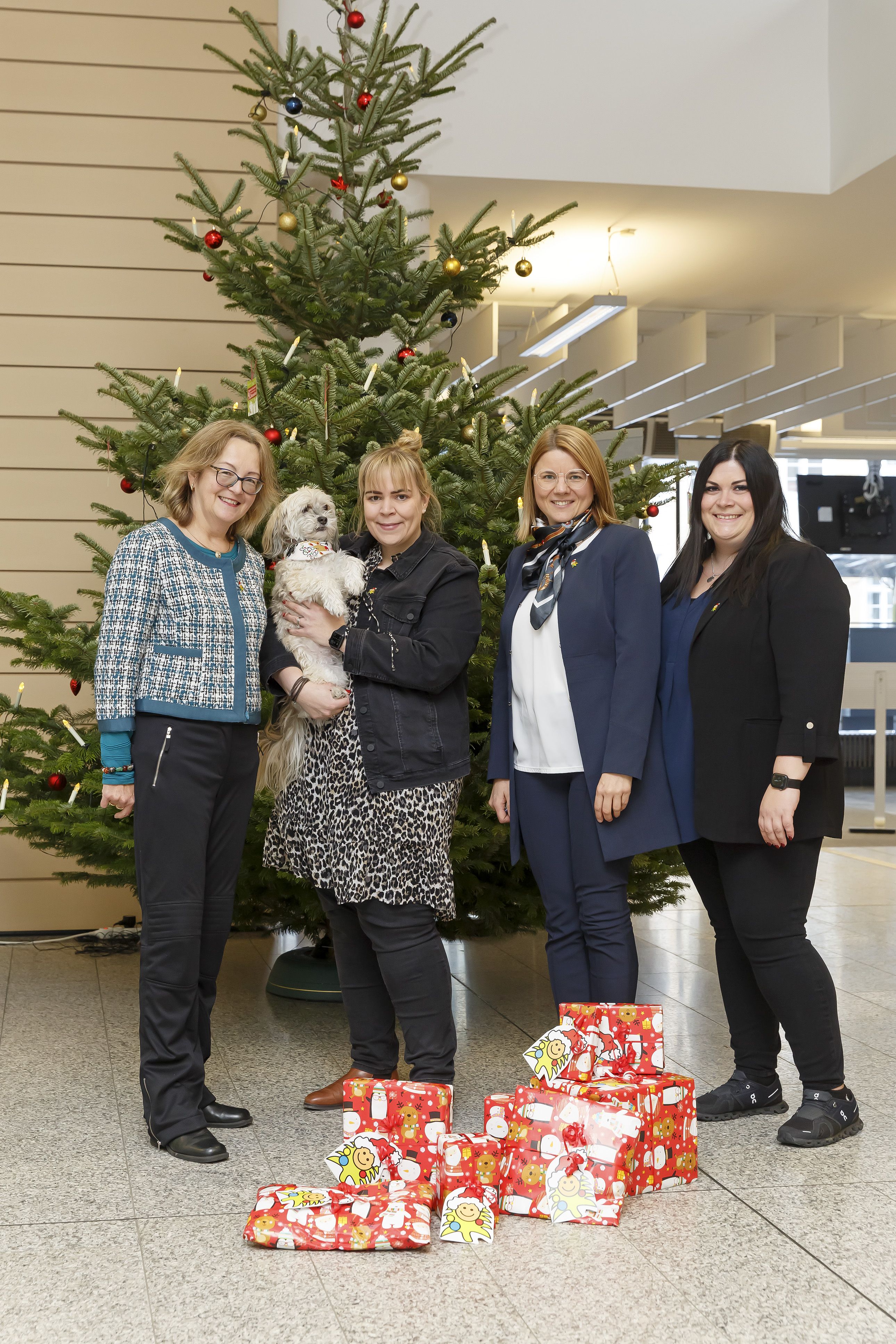 Fotografie-Prokuristin Katharina Rheault und Mitarbeiterin übergeben Geschenke an die Aktion Kinderbaum- mit Leiterin des Amtes für allgemeine Stiftungsverwaltung Christiana Schmidbauer und Melanie Brunner von der Stiftungsverwaltung.