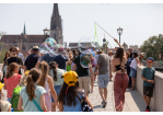 Fotografie: Seifenblasenkünstlerin auf der Steinernen Brücke
