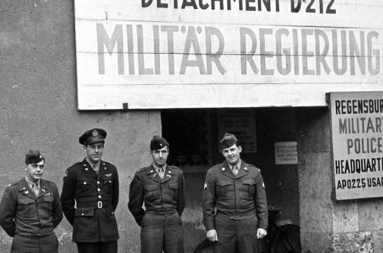 Amerikanische Offiziere der Militärregierung vor dem Neuen Rathaus