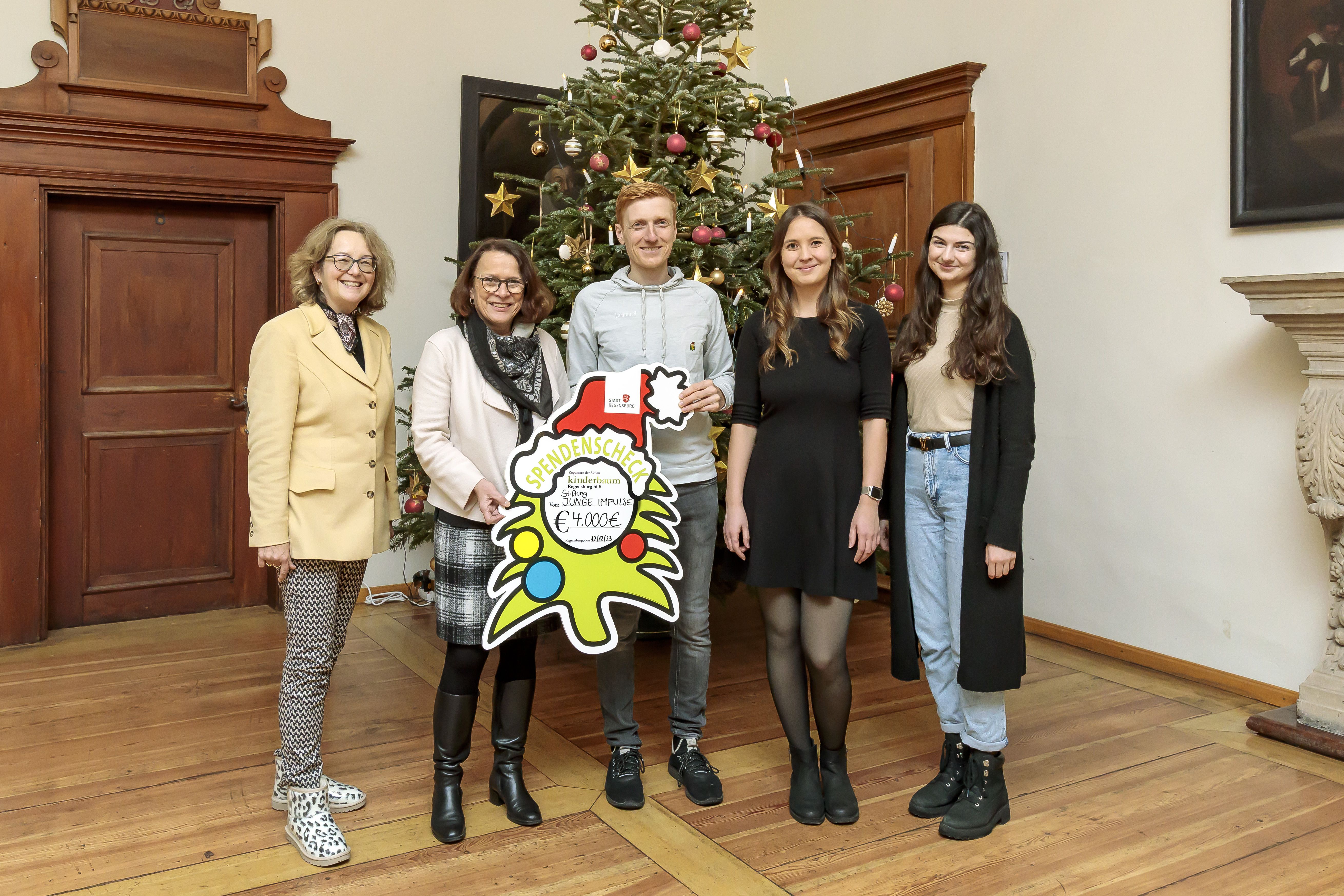Fotografie - Stiftung für junge Impulse übergibt Spendenscheck an Oberbürgermeisterin Gertrud Maltz-Schwarzfischer und Stiftungsleiterin Christiana Schmidbauer über 4.000 Euro.