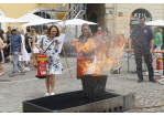 Fotografie: Oberbürgermeisterin Gertrud Maltz-Schwarzfischer und Elena Großkopf löschen eine Brandsimulation mit einem Feuerlöscher.