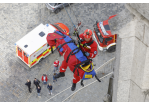 Höhenretter beim Abseilen der verletzten Person