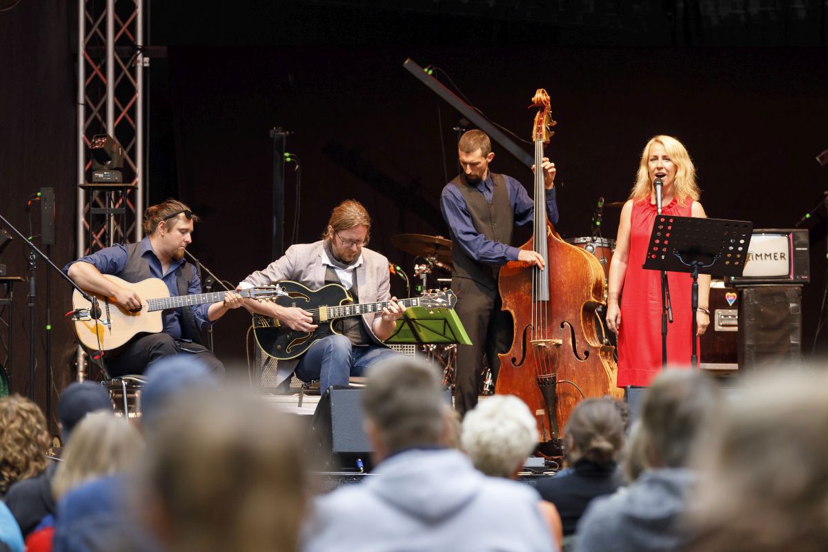 Fotografie – Die vierköpfige Band „Džangobells“ auf der Bühne beim Konzert in Regensburg 2021