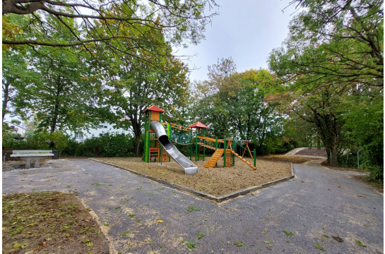 Fotografie: Blick auf den neuen Spielplatz in der Bühelnstraße