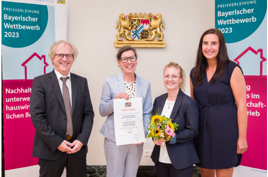 Fotografie: (v. l. n. r.) Dr. Maximilian Wohlgschaft (Bayerisches Staatsministerium für Ernährung, Landwirtschaft und Forsten), Wiebke Buchinger (Geschäftsführerin Regensburg SeniorenStift gemeinnützige GmbH), Christina Scheffczyk (Hauswirtschaftsleitung und Hygienemanagement) und Astrid Günther (Qualitäts- und Datenschutzbeauftragte)