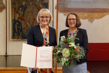 PD Dr. med. Stephanie Kandsberger - Preis für Frauen in Wissenschaft und Kunst - im Bild mit Bürgermeisterin Gertrud Maltz-Schwarzfischer