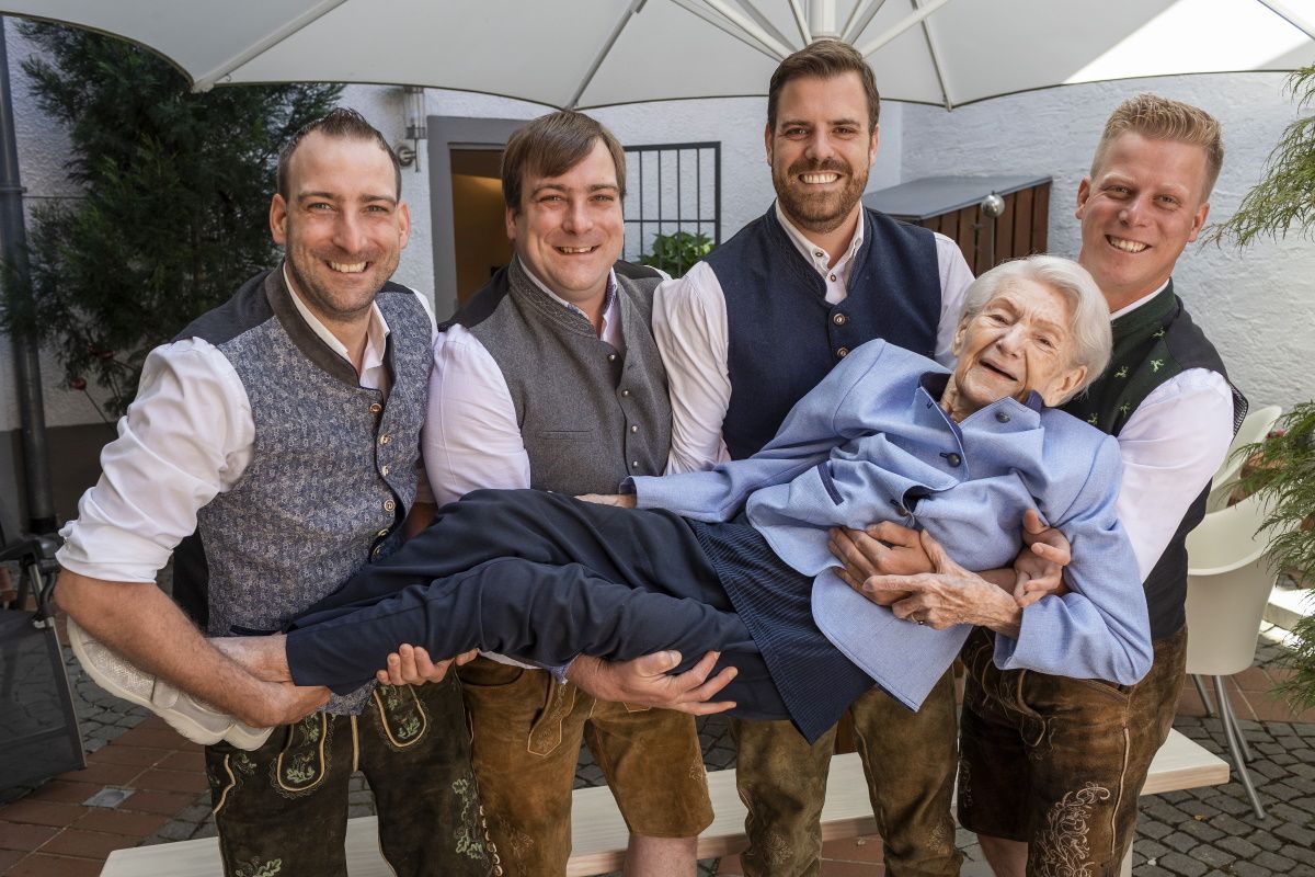 Fotografie: Die Datzer-Vierlinge lassen Hildegard Anke zu ihrem Geburtstag hochleben. Sie stehen stellvertretend für die vielen Kinder, die die Jubilarin mit ihrem Engagement unterstützt hat. 