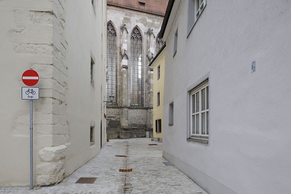 Neugestaltung Trothengasse-Bertoldstraße - Foto - Im Bild ist die Entwässerungsrinne zu sehen, die hier als Orientierung im öffentlichen Raum dient 