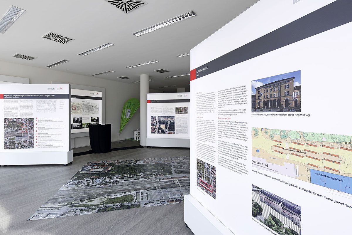 Fotografie - Innenraum des Projektbüros mit Ausstellungstafeln