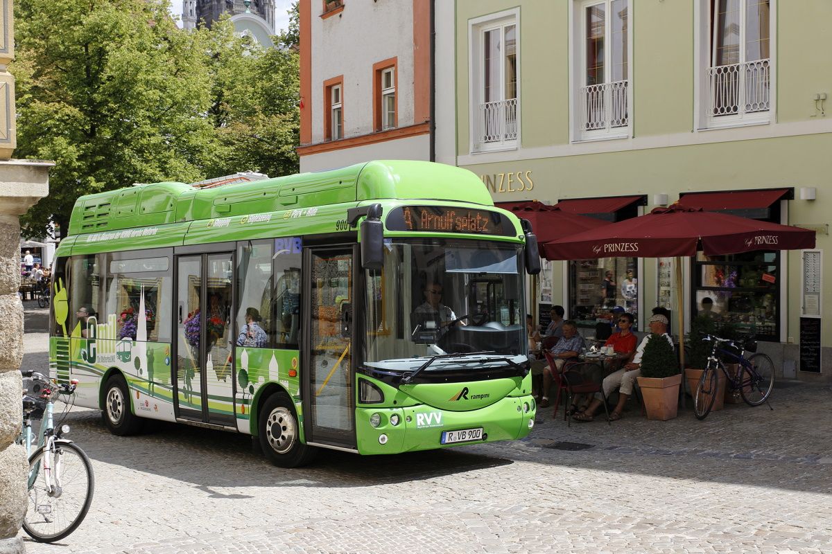 Fotografie - Elektrobus Emil an der Bushaltestelle am Alten Rathaus