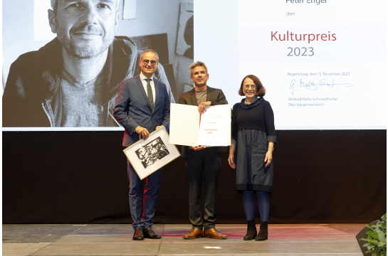 Fotografie: Kulturreferent Wolfgang Dersch, Kulturpreisträger Peter Engel und Oberbürgermeisterin Gertrud Maltz-Schwarzfischer