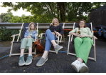 Fotografie: Junge Frauen beim Relaxen in Liegestühlen