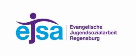 Grafik - weißer Hintergrund, Buchstaben "ejsa", wobei e, s und a hellblau sind, das j dunkelblau und dem Symbol eines Menschen entspricht. Daneben Schriftzug in dunkelblau "Evangelische Jugendsozialarbeit Regensburg" (C) EJSA Regensburg