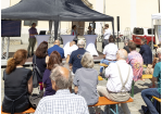 Fotografie: Das Foto zeigt die zahlreichen Teilnehmerinnen und Teilnehmer der Abschlussveranstaltung des Teilnahme- und Workshopprozesses „Verkehrsberuhigung Altstadt“auf dem Domplatz Ende Juli 2022. 