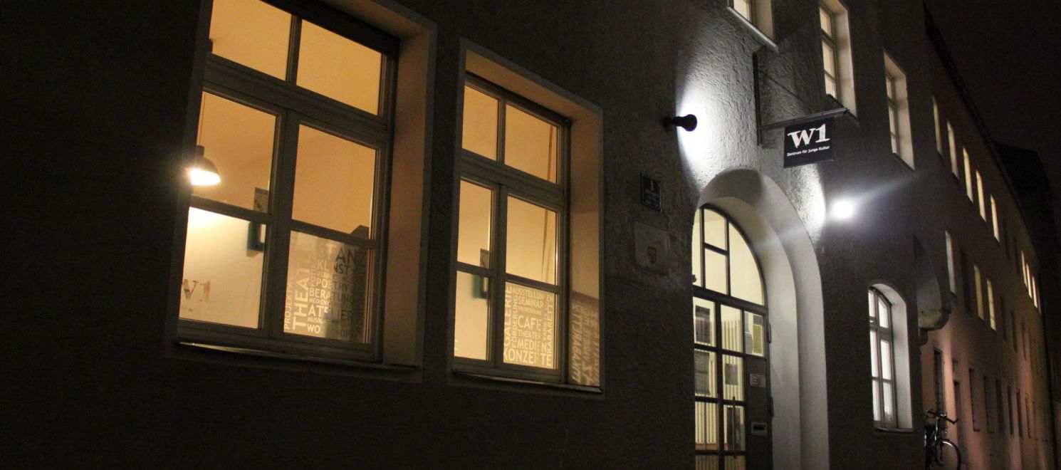 Außenansicht des W1 - Zentrums für junge Kultur bei Nacht.