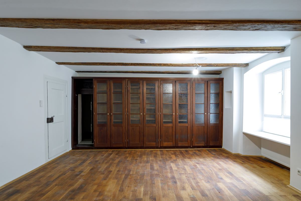 Fotografie des Begegnugnsraums, leer mit Schrankwand