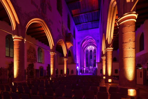Fotografie - beleuchtete Innenräume der Minoritenkirche