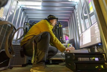 Fotografie: Ein Mann bedient einen Computer.