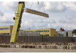 Fotografie - Für die neue Fahrzeughalle werden Querstreben auf die Träger gesetzt (C) Bilddokumentation Stadt Regensburg