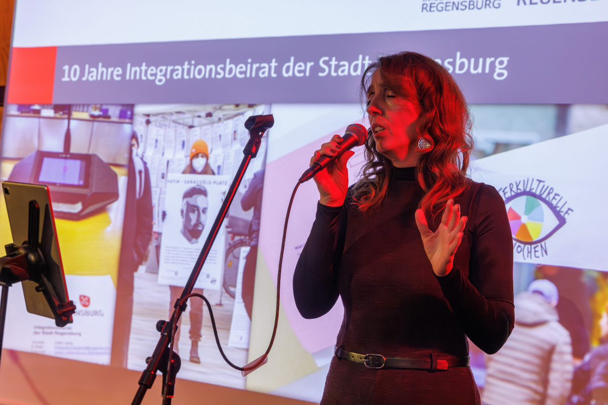Fotografie - Das Akustikduo „Finally“ mit Sängerin Elvira Trimis sorgte für den musikalischen Rahmen.