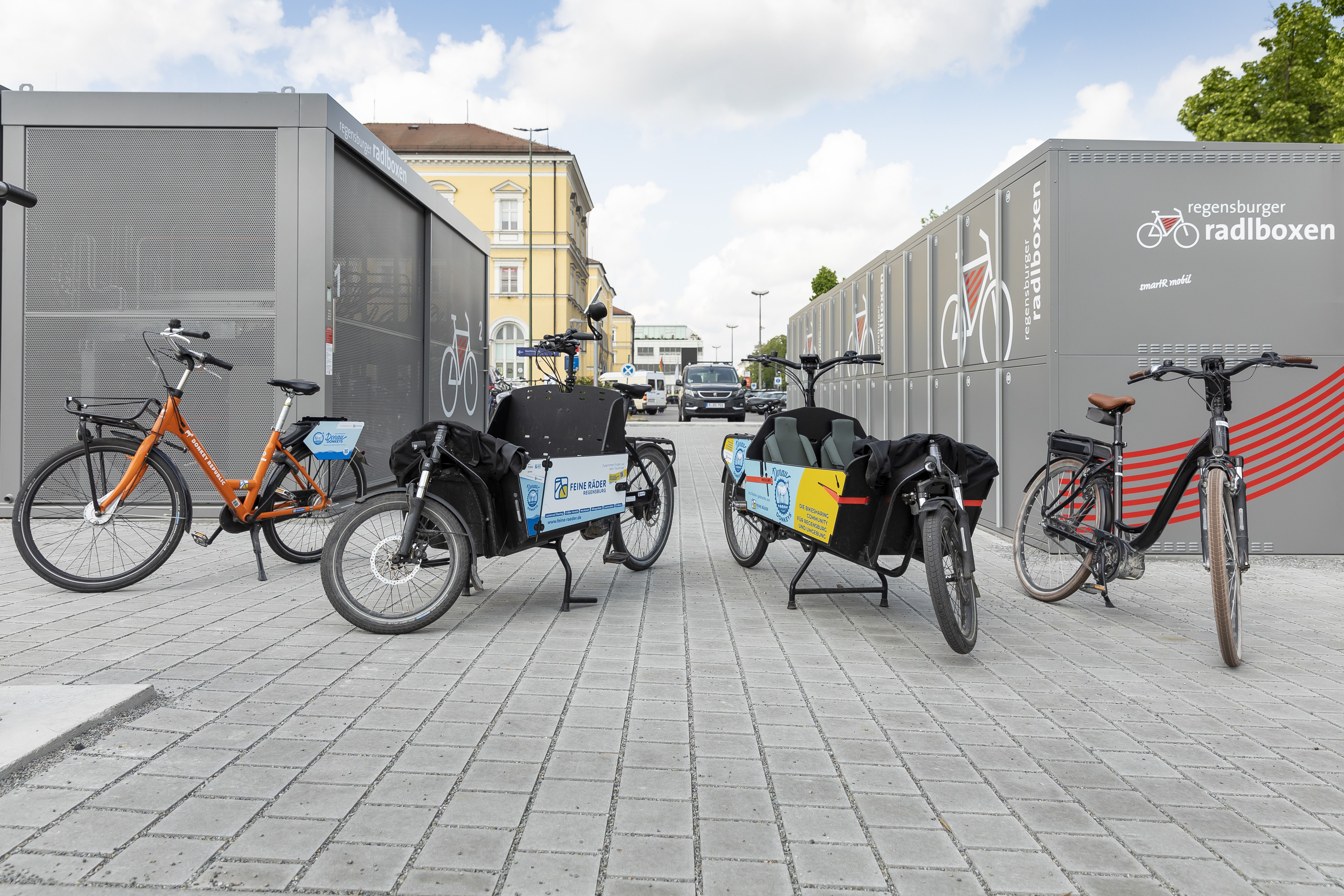 Fotografie: Fahrräder und Lasten-Pedelecs vor den Radlboxen am Hauptbahnhof