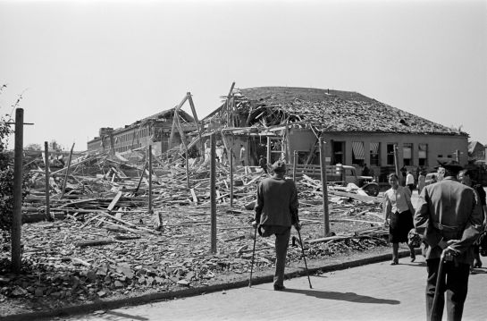 Fotografie: Erste Kriegsschäden des Luftangriffs am 17. August 1943: Zerstörte Hallen auf dem Messerschmittgelände (C) Bilddokumentation Stadt Regensburg