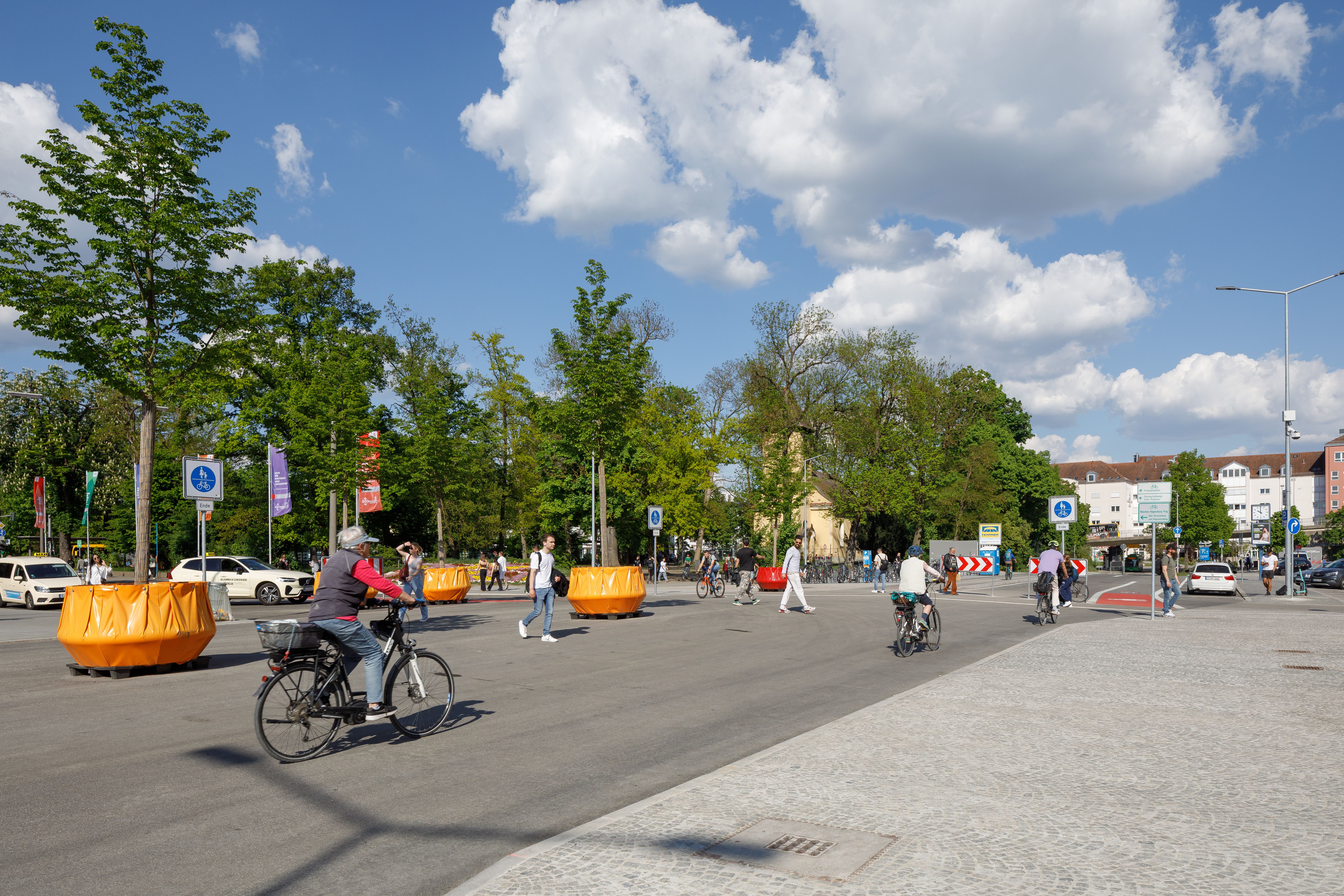 Neugestalter Bahnhofsvorplatz ermöglicht bessere Sichtachsen für Fahrradfahrer