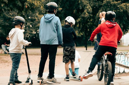 Kinder mit Scootern am Skatepark JUZ Arena