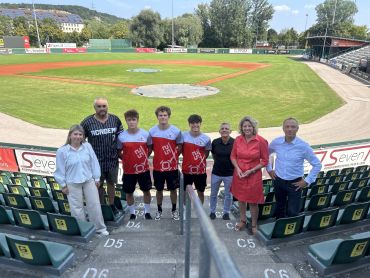 Fotografie: (v. l. n. r.) Lena Kröninger (Amt für Sport und Freizeit), Alejandro Sanchez (Academy Headcoach), Robin Spies (BBSV), Matthias Bullmann (BBSV), Jona Widmann (BBSV), Armin Zimmermann (Regensburg Legionäre e. V.), Bürgermeisterin Astrid Freudenstein, Christian Goß (Leiter des Amtes für Sport und Freizeit) 