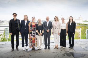 Fotografie: Bundeskanzler Olaf Scholz mit der Redaktionsdelegation der „Blickkontakt“