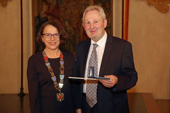 Fotografie - Verleihung der Albertus-Magnus-Medaille an Prof. Norbert Düchtel; im Bild mit Oberbürgermeisterin Gertrud Maltz-Schwarzfischer