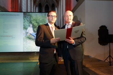 Fotografie - Verleihung des Hochschulpreises 2014 an Daniel Schill; im Bild mit Oberbürgermeister Joachim Wolbergs