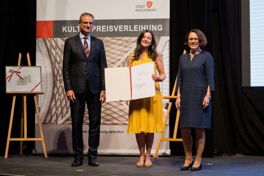 Fotografie – Kulturreferent Wolfgang Dersch, Eva Sixt und Oberbürgermeisterin Gertrud Maltz-Schwarzfischer bei der Preisverleihung