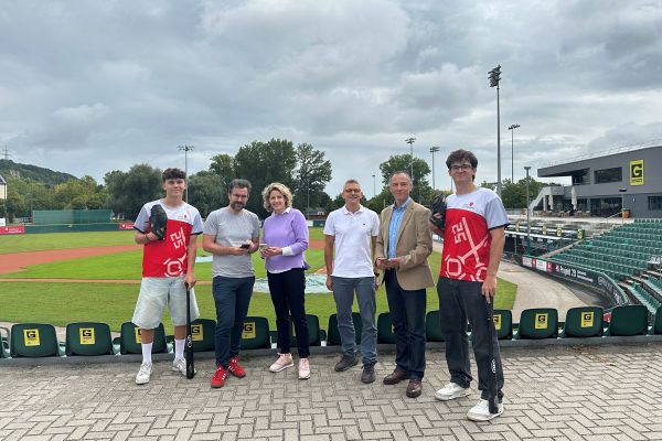 Fotografie: (v. l. n. r.) Spieler Matthias Vogl (Mitglied Team Regensburg), Stephan Rockinger (Pressestelle Stadt Regensburg), Bürgermeisterin Astrid Freudenstein, Armin Zimmermann (Sprecher Sportausschuss Sportbeirat), Christian Goß (Leiter Sportamt), Spieler Jona Widmann (Mitglied Team Regensburg)