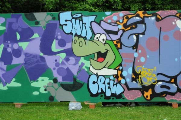 Smut Crew Graffiti auf der Each one Teach one Jam 2015, Krokodil mit Hut und Tags