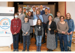 Fotografie - Gruppenbild mit Oberbürgermeisterin Maltz-Schwarzfischer, Bürgermeisterin Dr. Astrid Freudenstein und weiteren Beteiligten an der Jubiläumsfeier zur Siegelentfristung des Programms Kinderfreundliche Kommunen