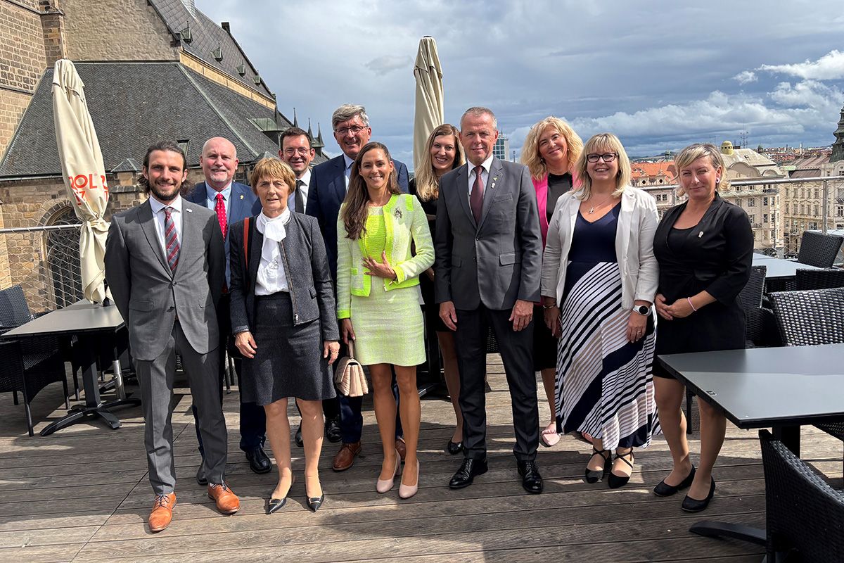 Fotografie - Gastdelegationen der Partnerstädte Regensburg und Zilina mit Vertreterinnen und Vertretern der Stadt Pilsen.(von links): Oliver Nowak, Stadt Regensburg, Leiter des Amts für Tagesbetreuung von Kindern / Tomas Kotora, Stadt Pilsen, Stadtrat für die Bereiche Sicherheit und Kriminalprävention / Gabriele Opitz, Stadt Regensburg, Stadträtin / Lorenz Baibl, Leiter des Amts für kulturelles Erbe / Jiri Sramek, Stadt Pilsen, Stadtrat für die Bereiche Soziales und aktives Leben der Senioren / Lucie Kantorová, Stadt Pilsen, stellvertretende Oberbürgermeisterin / Svetlana Budkova,Stadträtin für Wohnungsbau, einschließlich sozialem und bezahlbarem Wohnraum / Peter Fiabane, Oberbürgermeister der Stadt Zilina / Dagmar Skrlantova, Stadt Pilsen, Leiterin des Amtes Schulwesen, Jugend und Sport / Monika Pastierikova, Stadt Zilina, Leiterin des Amtes Schulwesen / Lucia Simo, Stadt Zilina, Kulturamt