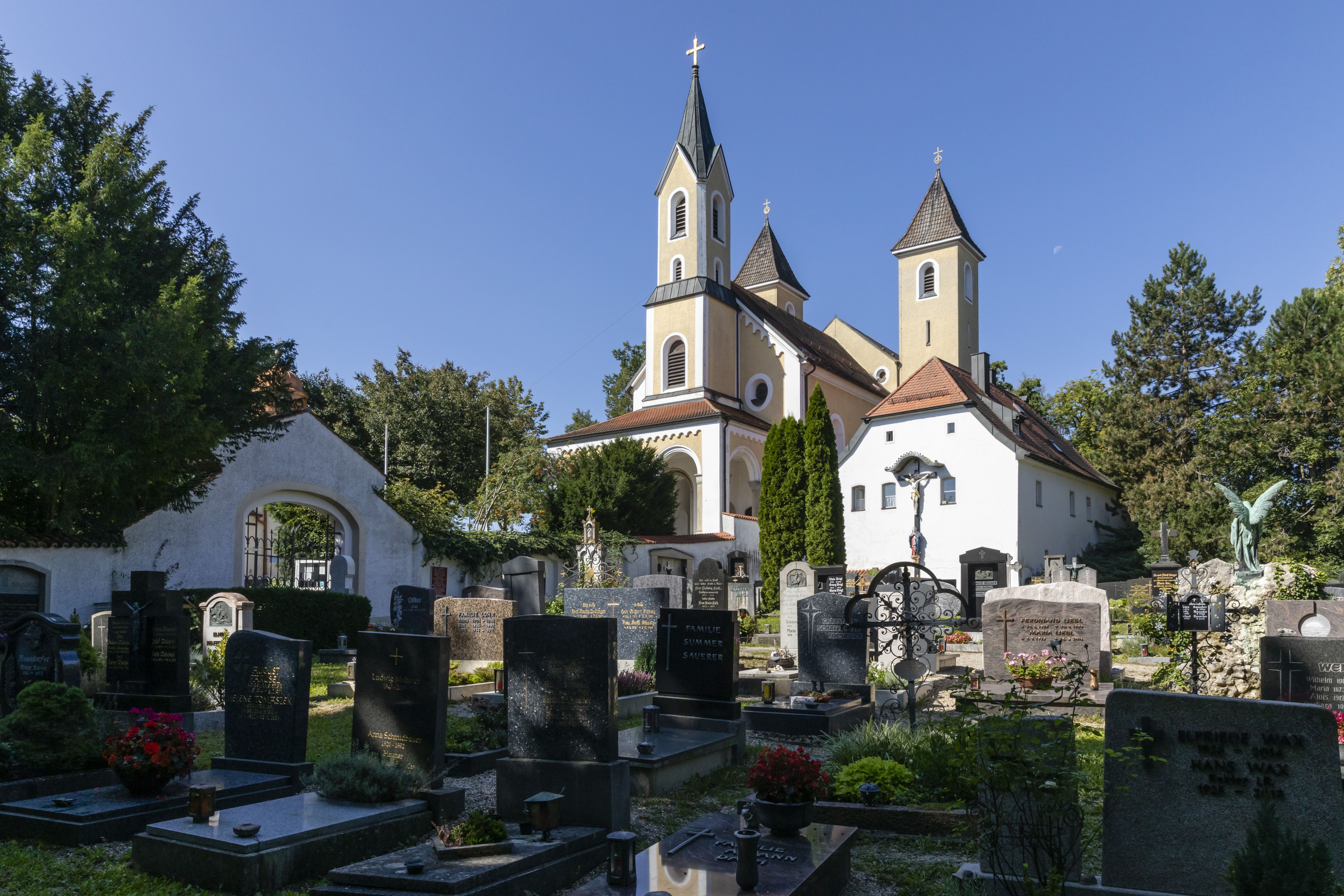 Fotografie: Die Dreifaltigkeitskirche mit Friedhof