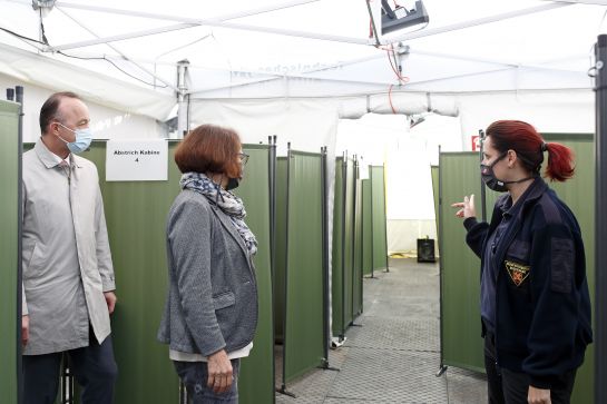Fotografie: Auch Oberbürgermeisterin Gertrud Maltz-Schwarzfischer und Rechts- und Regionalreferent Dr. Walter Boeckh ließen sich von Melanie Neuhoff das Testzentrum zeigen. (C) Bilddokumentation Stadt Regensburg