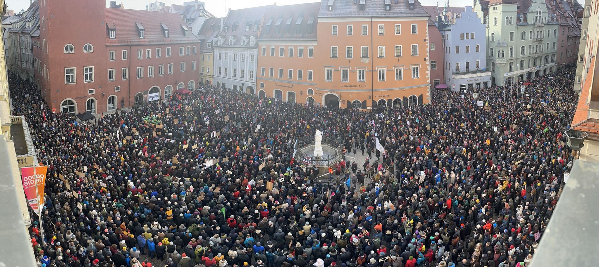 Fotografie: Blick von oben auf die Versammlung „Gemeinsam gegen Rechts“ auf dem Haidplatz am 21. Januar 2024