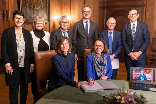 Fotografie: Unterzeichnung der Zuwendungsvereinbarung im Kurfürstenzimmer des Alten Rathauses am 29. Oktober 2024 durch Oberbürgermeisterin Gertrud Maltz-Schwarzfischer und die Vizepräsidentin der Universität Regensburg, Prof. Dr. Ursula Regener; weitere Personen in zweiter Reihe v. l. n. r.: Bildungsreferentin Dr. Sabine Kellner-Mayrhofer, Martina Köglmeier (Stabsstelle Gedenk- und Erinnerungskultur), Prof. Dr. Daniel Drascek, Kulturreferent Wolfgang Dersch, Prof. Dr. Bernhard Löffler, Lorenz Baibl (Leiter des Amts für kulturelles Erbe)