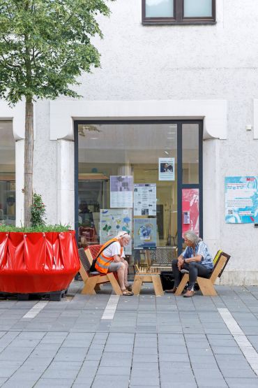 Fotografie: Zwei Männer sitzen vor dem M26 und spielen Schach